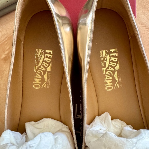 Salvatore Ferragamo ‘Elisabel’ Vara loafer, in gold ‘Butter / Oro’, size 10 M - Picture 3 of 5